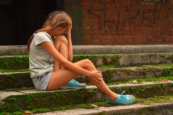 Gadis Remaja Yang Marah Duduk Tangga Beton Tua Luar Remaja — Stok Foto