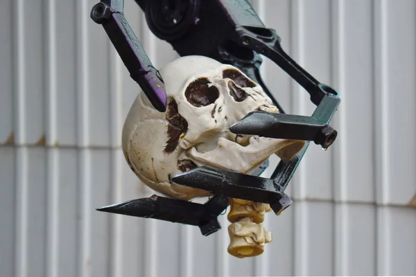 Mano Del Robot Sostiene Cráneo Humano Revuelta Autos Contra Humanidad — Foto de Stock
