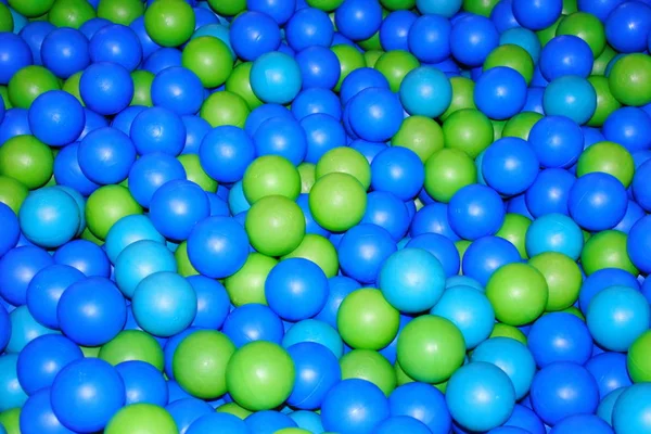 Droog Peuterbad Met Groene Blauwe Kunststof Bollen Blauwe Vrolijke Achtergrond — Stockfoto