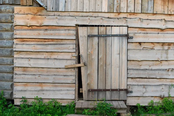 Дверь в стене деревянного бревенчатого дома — стоковое фото