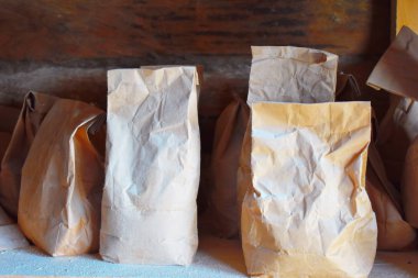 Kağıt zanaat çevre çantaları.