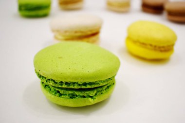 Beyaz tatlı renkli macaroon çerezleri.