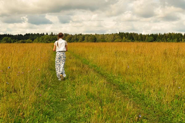 Девочка в поле летом — стоковое фото