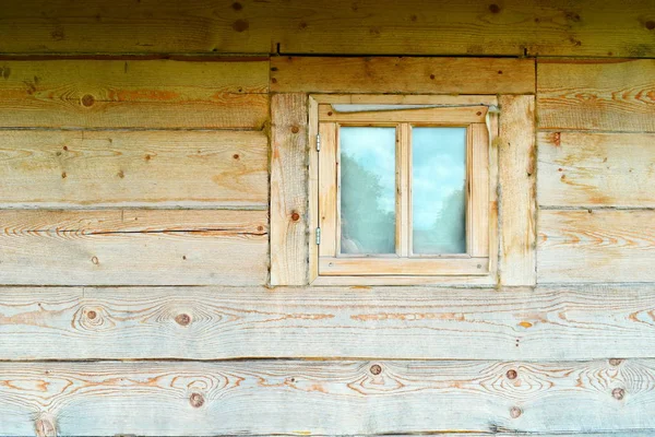 Окно в стене деревянного бревенчатого дома . — стоковое фото