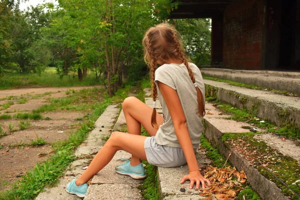 Ofendido chateado menina adolescente senta-se em escada de concreto velho outsid — Fotografia de Stock