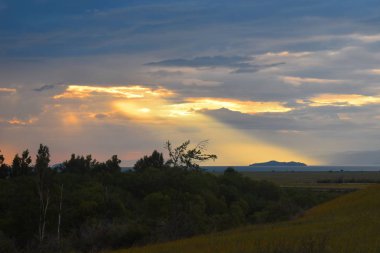 Dağlarda bir göl de pitoresk renkli gün batımı.