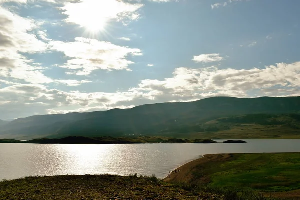 Hermoso paisaje natural de lago con bosque salvaje. Infeccioso s — Foto de Stock