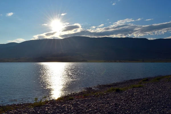 Pintoresco atardecer colorido en un lago en las montañas . — Foto de Stock