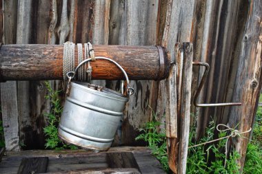 Köyde rüzgar ile eski ahşap kuyu