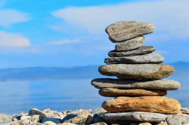 Taşlar meditasyon figürleri. Birkaç taş sembolik heykeli. 