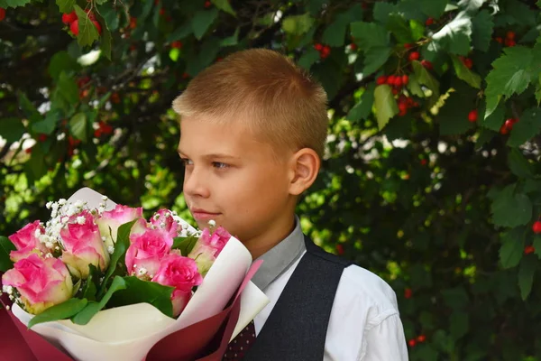 Estudante com um buquê de flores. Feriado 1 de setembro. Dia de — Fotografia de Stock