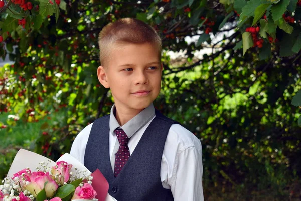 Schoolboy dengan karangan bunga. Liburan 1 September. Hari — Stok Foto
