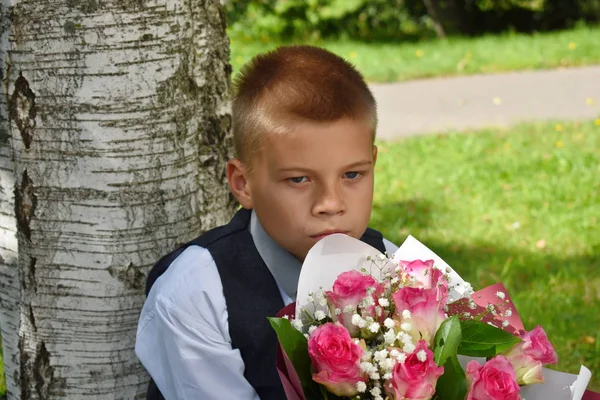 Schüler mit einem Blumenstrauß. Feiertag September 1. Tag des — Stockfoto