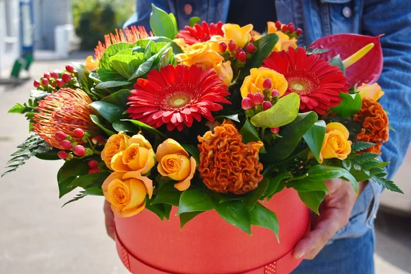 Servicio de entrega de flores. Dar flores a las mujeres . —  Fotos de Stock