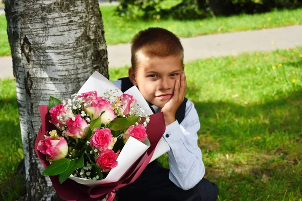 꽃다발을 들고 있는 남학생. 휴일 9월 1일. 당일 — 스톡 사진