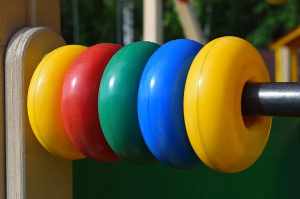 Anéis multicoloridos no parque infantil . — Fotografia de Stock