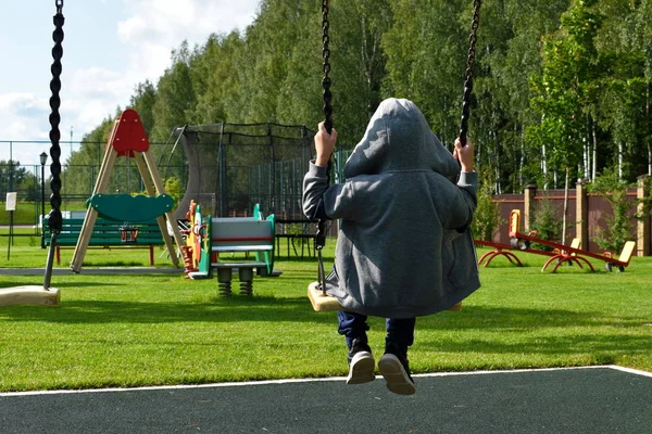 Anak bermain di taman bermain . — Stok Foto