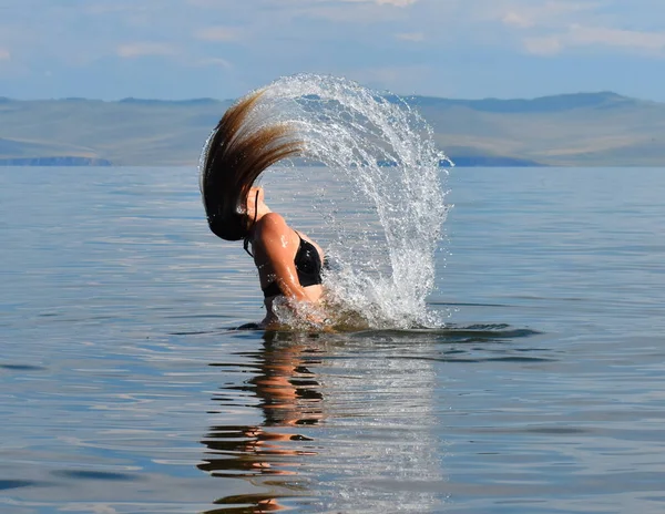 La ragazza agita i capelli nell'acqua . — Foto Stock