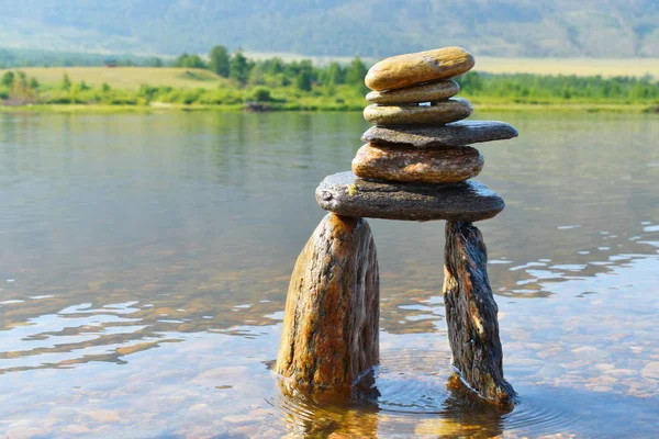 Figuras de meditação de pedras. Estátua simbólica de várias pedras . — Fotografia de Stock