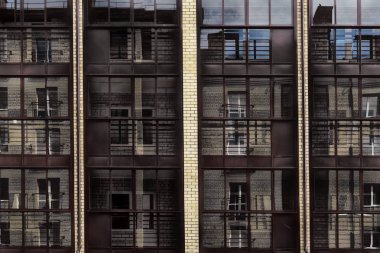 Bir gökdelenin modern cephesi.