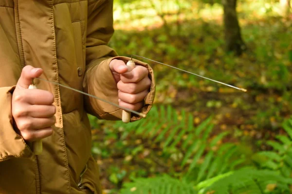 Egy lány a Dowsing kockák walksin erdőben. — Stock Fotó