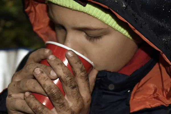 O problema das crianças de rua órfãs. Refugiados mendigos no s — Fotografia de Stock