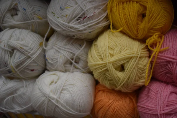店内の糸のスケインの品揃え。編み物. — ストック写真
