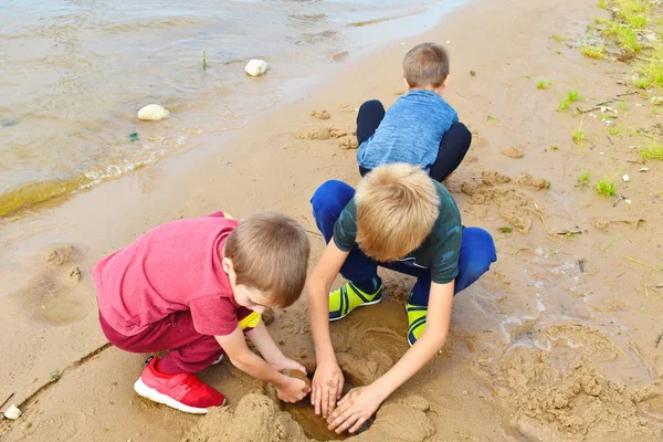 Anak bermain kotoran di tepi sungai di musim panas . — Stok Foto