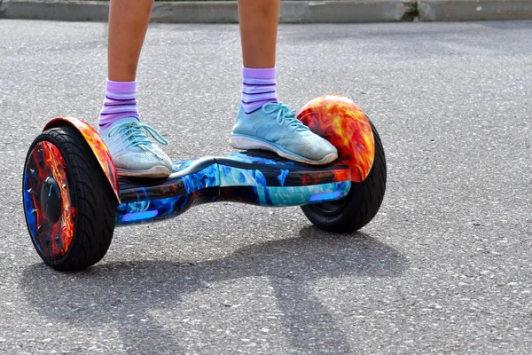 Meisjes rijden op gyroscooters. Sportieve activiteiten outdor. — Stockfoto