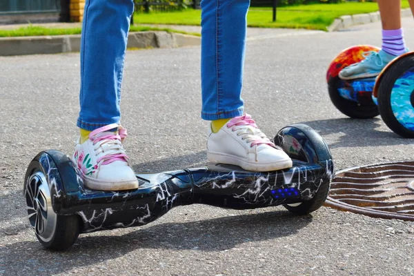 Meisjes rijden op gyroscooters. Sportieve activiteiten outdor. — Stockfoto