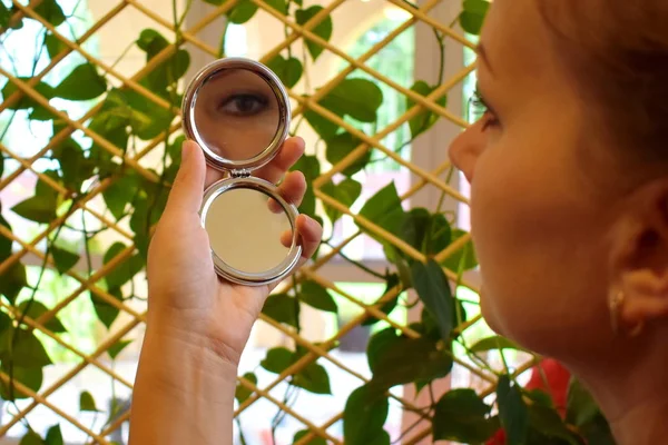 Mujer está haciendo maquillaje en casa . — Foto de Stock