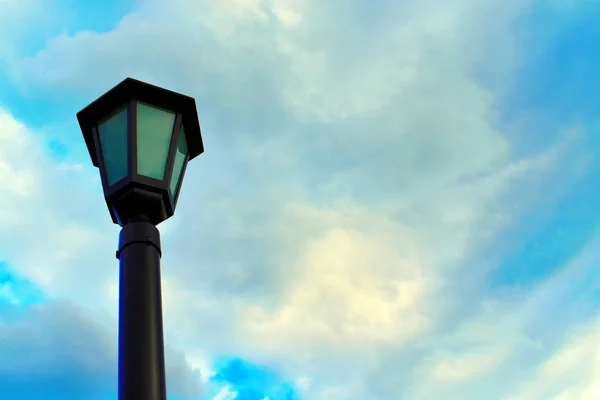 Beau lampadaire sur ciel bleu . — Photo