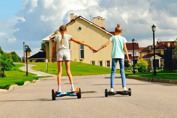 Girlish sterke vriendschap. Kleine vriendinnen houden hand. — Stockfoto