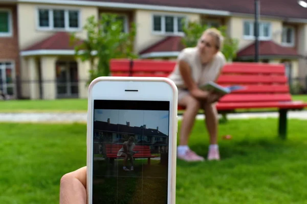 屋外でスマートフォンで撮影. — ストック写真