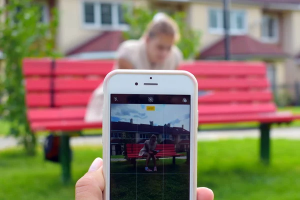 Photographier sur un smartphone en plein air . — Photo