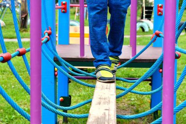 Oyun parkında bir çocuk..