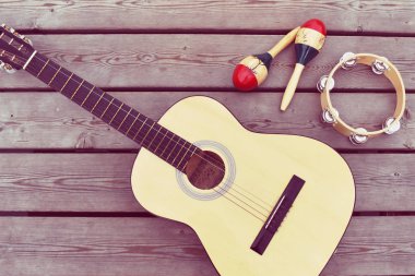 Müzikal vintage resim. Ahşap bir backgro üzerinde müzik aletleri