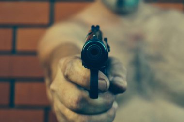 Adam silahın namlusuna doğrulttu. Tetikçi ateş ediyor..
