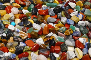 Değerli taşlar ve çok renkli doğal mineraller.