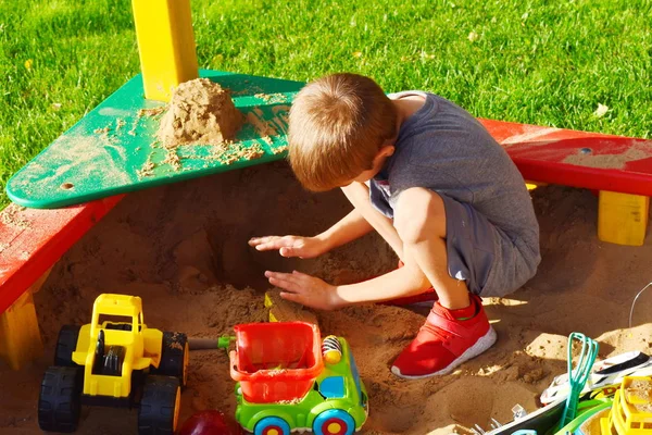 Ребенок играет в песочнице — стоковое фото