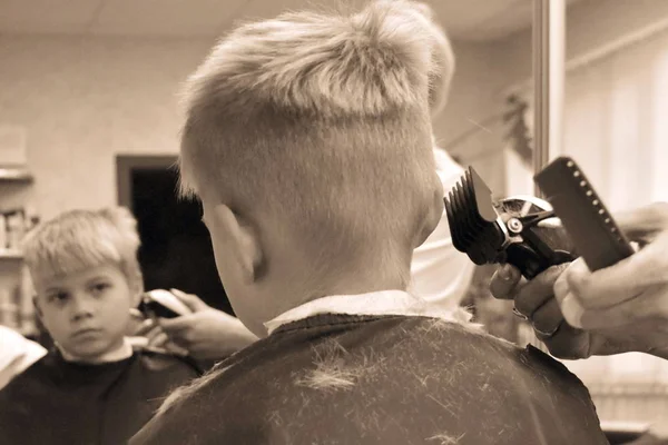 Corte de pelo para niños. Chico en la peluquería — Foto de Stock
