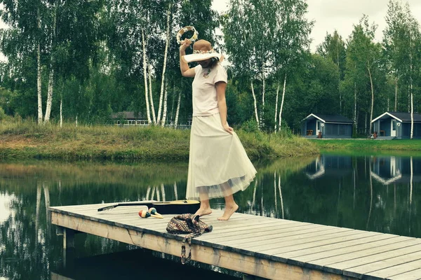 Frau tanzt auf Pier. Romantische Vintage-Bild mit einem schönen — Stockfoto