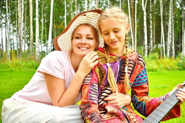 Счастливая мама с дочерью летом на природе. Мама обнимает — стоковое фото