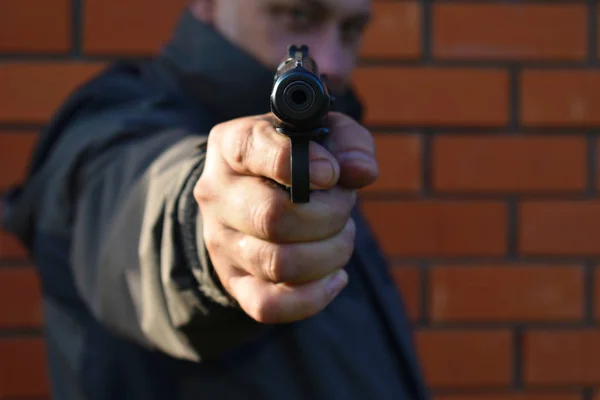 Mannen pekade fat av en pistol. Träffen mannen skjuter. — Stockfoto