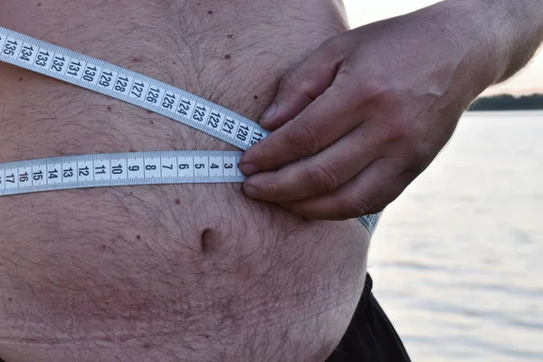 El gordo está perdiendo peso. macho grande grasa vientre . — Foto de Stock