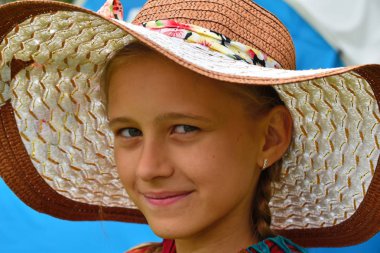 Yaz aylarında şapkalı kız.