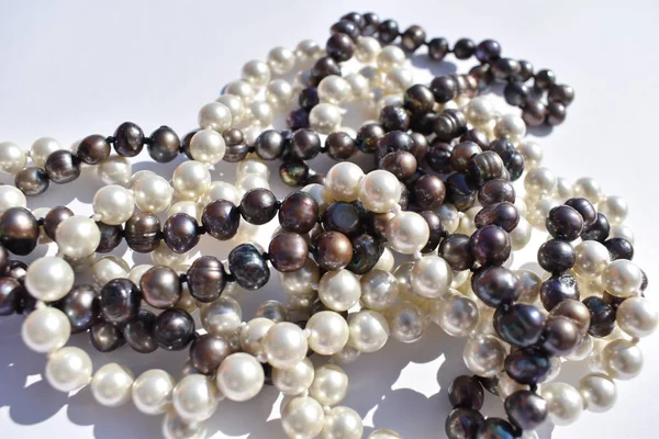 Pearl Women's Beads. Natural jewelry retro style. — Stock Photo, Image