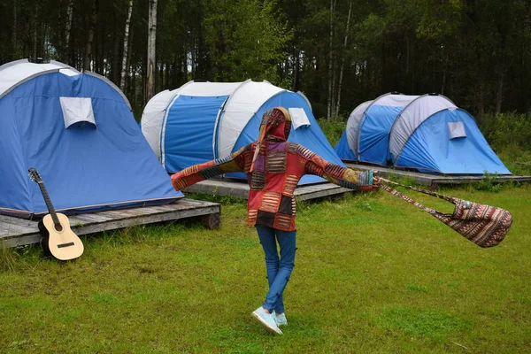 Teen Girl taniec w namiocie z gitarą w przyrodzie. — Zdjęcie stockowe