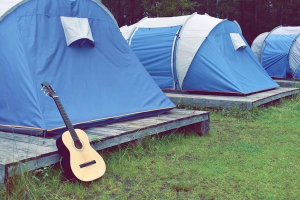 Namioty z gitarą w przyrodzie — Zdjęcie stockowe