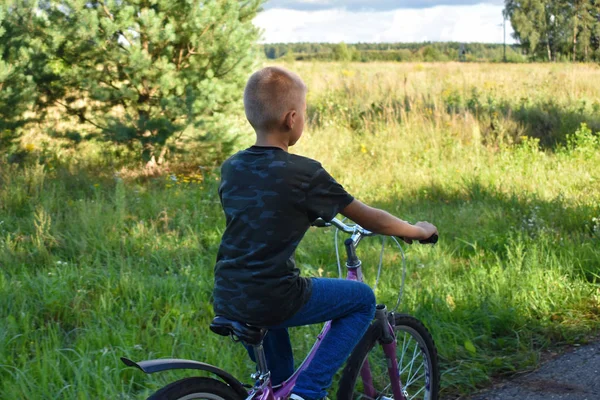 Мальчик-подросток катается на велосипеде по лесу . — стоковое фото